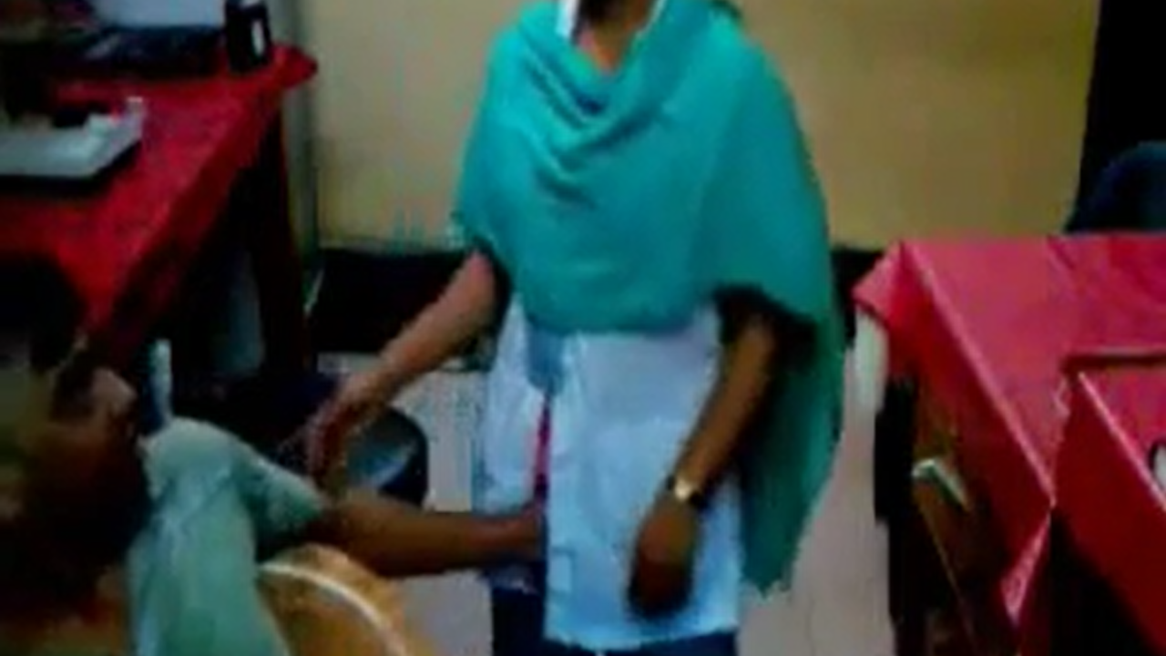 ডাক্তার নার্সকে কেবিনে একা পেয়ে সেই চুষে চুষলো – বাংলা XXX ভিডিও