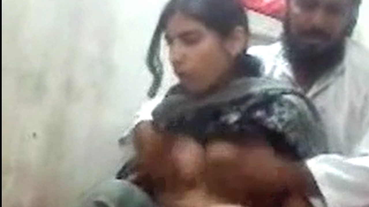 বাংলা মুসলমান মাগীর ভেজা ভোদা আঙুলে চিড়িয়ে দিলো – হট দেশি XXX ভিডিও